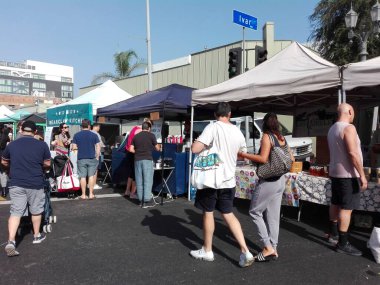 HOLYWOOD, Los Angeles, California - 9 Eylül 2018: Hollywood Çiftçi Pazarı Ivar Caddesi ve Selma Bulvarı.