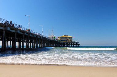 Santa Monica, California - 4 Ekim 2019: Sahilden Santa Monica İskelesi manzarası