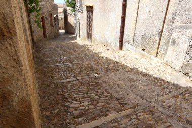 Erice, Sicilya (İtalya) 3 Temmuz 2022: Ortaçağ Erice Caddesi