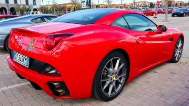 Citta Sant 'Angelo, İtalya 8 Nisan 2022 Ferrari F8 haracı. Ferrari, İtalya 'nın Maranello şehrinde bulunan lüks bir İtalyan spor arabasıdır.