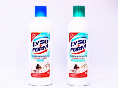 Pescara, İtalya 25 Nisan 2020: LYSOFORM Household Dezenfektanları. LYSOForm Unilever 'in bir markasıdır.
