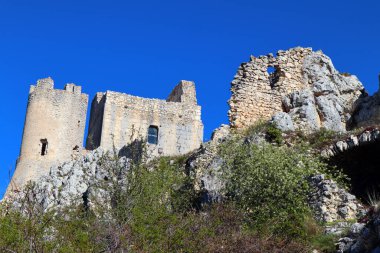 Rocca Calascio Kalesi dağın tepesindeki bir kaledir.