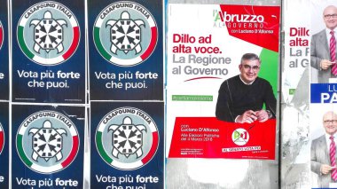 PESCARA, İTALYA - 01 Mart 2018: İTALYA 'NIN ELEKSYONU İÇİN 4 Mart 2018' deki Seçim Duvarı Afişleri