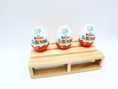 Pescara, İtalya 5 Mart 2019 Kinder Sürpriz Çikolatalı Yumurtalar. Kinder Surprise, Ferrero tarafından İtalya 'da üretilen bir üründür.