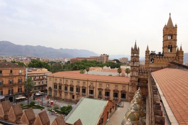 Palermo Katedrali ya da Cattedrale di Palermo arka planda çan kuleleri olan 
