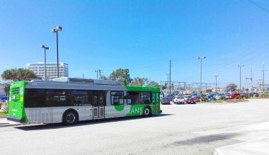 REDONDO BEACH, Los Angeles, California - 13 Eylül 2018: Redondo Beach Metro İstasyonundaki Gardena GTrans Otobüsü