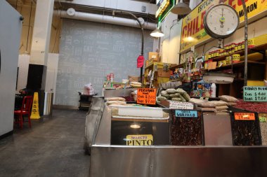 Los Angeles, California - 13 Mayıs 2019: Los Angeles şehir merkezinde yer alan GRAND CENTRAL MARKET 'in içerisi