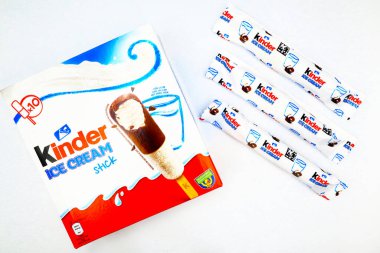 Pescara, İtalya 7 Mayıs 2020 Kinder Stick Dondurma. Kinder, Ferrero 'nun bir gıda ürünüdür. Kinder Dondurması, Ferrero ve Unilever arasındaki bir işbirliğidir.