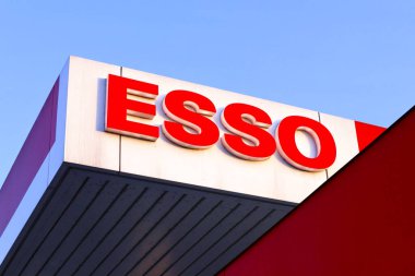Pescara, İtalya 16 Mart 2022 ESSO Benzin İstasyonu. ESSO bir ExxonMobil markasıdır.