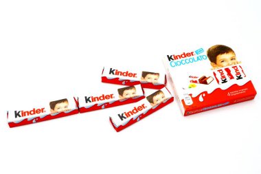 Pescara, İtalya 11 Ağustos 2019: Kinder Çikolata Çubukları. Kinder, Ferrero tarafından İtalya 'da üretilen bir üründür.