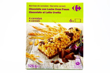 Pescara, İtalya 15 Şubat 2021: Çikolata ve Üzümlü Gevrek Bar Carrefour Süpermarket zinciri tarafından satıldı