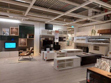 San Giovanni Teatino, İtalya 26 Nisan 2022: İtalya 'daki IKEA mağazasının iç görünümü. Ikea dünyanın en büyük mobilya perakendecisi ve mobilya montajı için hazır satıyor. İnsan Yok