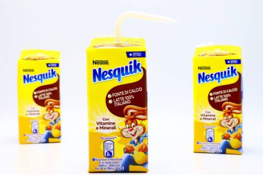 Pescara, İtalya - 18 Ağustos 2019: NESQUIK Çikolatalı Süt. Nesquik, Nestle tarafından üretilen bir markadır.