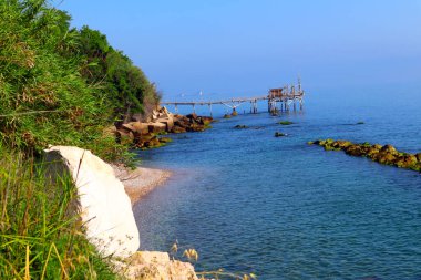 İtalyan Adriyatik kıyısında bir Trabocchi balıkçı kulübesi.