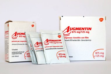 Roma, İtalya 16 Ağustos 2022: AUGMENTIN tıbbı amoksisilin ve clavulanik asit ile. Bakterilerin sebep olduğu enfeksiyonları tedavi etmek için kullanılan ilaç. Augmentin, GSK GlaxoSmithKline markasıdır.