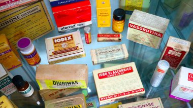 Eczane, sergilenen eski ilaçlar. 