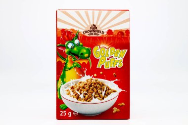 Pescara, İtalya 10 Şubat 2021: LIDL Supermarket zinciri tarafından satılan CROWNFIELD Golden Puffs Cereals