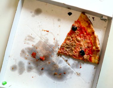 Kağıt kutuda pizzanın yakın plan çekimi. 