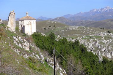 İtalya 'nın Abruzzo kentindeki Rocca Calascio kalesine yakın Santa Maria Della Piet