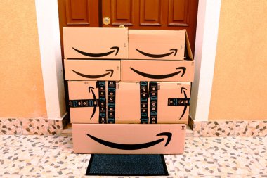 Amazon paketleri, kutular kapıya teslim edilecek.