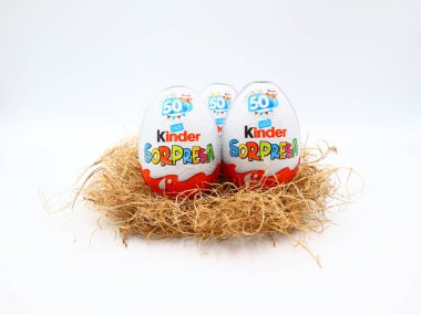 Pescara, İtalya 27 Şubat 2019: Kinder Sürpriz Çikolatalı Yumurtalar. Kinder Surprise, Ferrero tarafından İtalya 'da üretilen bir üründür.