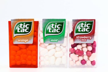 Pescara, İtalya 26 Aralık 2019: TIC TAC Mint, Orange ve Strawberry karışımı şekerler. Tic Tac, Ferrero 'nun bir markası.