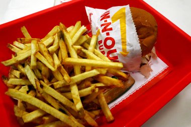 Los Angeles, California - 6 Ekim 2019: In-N-Out Burger Hamburger ve patates kızartması fast-food restoranının içindeki masada bir tepside