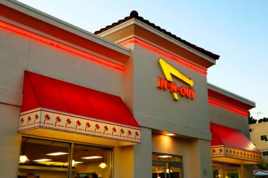 Hollywood, California - 6 Ekim 2019 Hollywood Sunset Bulvarı 'nda In-N-Out BURGER. Öncelikli olarak Güneybatı ve Pasifik Sahili 'nde konumları olan Amerikan Fast Food Restoranlar zinciri.