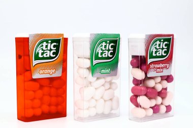 Pescara, İtalya 26 Aralık 2019: TIC TAC Mint, Orange ve Strawberry karışımı şekerler. Tic Tac, Ferrero 'nun bir markası.