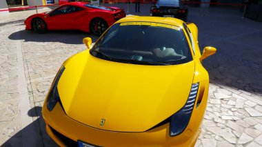 Citta Sant 'Angelo, İtalya 8 Nisan 2022 Ferrari F8 haracı. Ferrari, İtalya 'nın Maranello şehrinde bulunan lüks bir İtalyan spor arabasıdır.