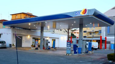 Pescara, İtalya 16 Mart 2022 Q8 Benzin İstasyonu. Kuveyt Petrol Uluslararası