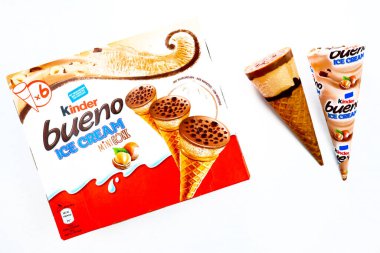 Pescara, İtalya 7 Mayıs 2020 Kinder Bueno Dondurması. Kinder, Ferrero 'nun bir gıda ürünüdür. Kinder Dondurması, Ferrero ve Unilever arasındaki bir işbirliğidir.
