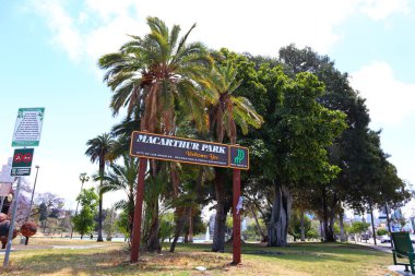 Los Angeles, California - 16 Mayıs 2019: Los Angeles 'ın Westlake mahallesindeki MacArthur Park manzarası