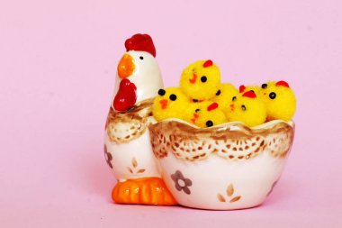 Komik piliçlerle Paskalya Kompozisyonu