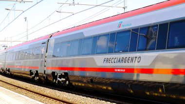 Pescara, İtalya 18 Nisan 2022: Trenitalia, İtalya 'dan Şehirler Arası İtalyan Treni