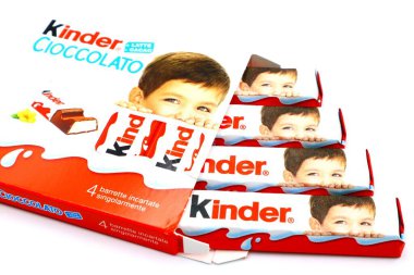 Pescara, İtalya 11 Ağustos 2019: Kinder Çikolata Çubukları. Kinder, Ferrero tarafından İtalya 'da üretilen bir üründür.