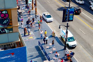 Hollywood, California - 10 Ekim 2019: Hollywood Bulvarı Hollywood & Highland eğlence merkezi Dolby Tiyatrosu 'nun çatı katındaki ünlü manzarası