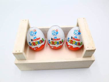 Pescara, İtalya 27 Şubat 2019: Kinder Sürpriz Çikolatalı Yumurtalar. Kinder Surprise, Ferrero tarafından İtalya 'da üretilen bir üründür.