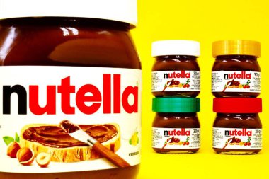 Alba, İtalya 28 Ocak 2021 NUTELLA Jars, Kakaolu Fındık Spread. Nutella, Ferrero tarafından İtalya 'da üretilen bir üründür.