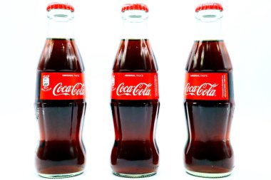 Pescara, İtalya 1 Ocak 2020: COCA-COLA Orijinal Tat Şişeleri. Coca-Cola ve şişe tasarımları Coca-Cola Şirketi 'nin markasıdır.
