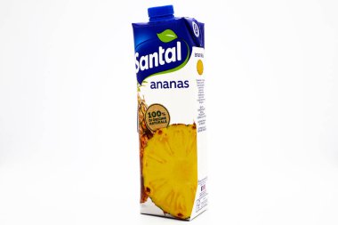 Pescara, İtalya 18 Aralık 2019 Santal Ananas Suyu. Santal, Lactalis Group üyesi Parmalat 'ın bir İtalyan meyve suyu ve nektar ürünüdür.