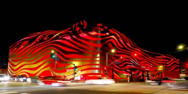Los Angeles, Kaliforniya - 2 Ekim 2019: Petersen Otomotiv Müzesi Wilshire Bulvarı, Los Angeles