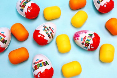 Alba, İtalya 11 Mart 2021: Kinder Sürpriz Çikolata Yumurtaları. Kinder Surprise, Ferrero tarafından İtalya 'da üretilen bir üründür.