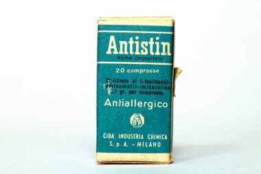 Milan, İtalya 3 Mart 2022: 1950 'lerin antialerjik ilaç CIBA' sı. CIBA Milan (İtalya)