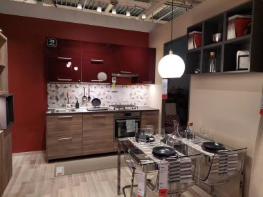 San Giovanni Teatino, İtalya 26 Nisan 2022: İtalya 'daki IKEA mağazasının iç görünümü. Ikea dünyanın en büyük mobilya perakendecisi ve mobilya montajı için hazır satıyor. İnsan Yok