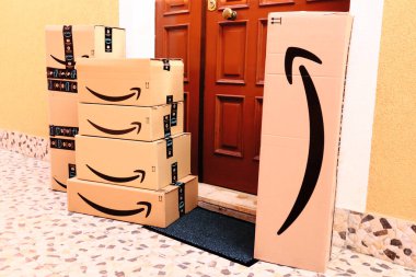 Amazon paketleri, kutular kapıya teslim edilecek.