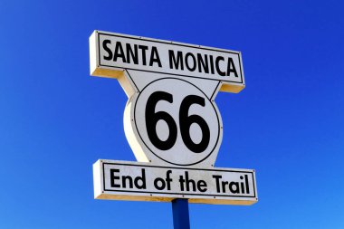 Santa Monica, California - 4 Ekim 2019 Santa Monica İskelesi 'ndeki 66. Yol tabelasının sonu  