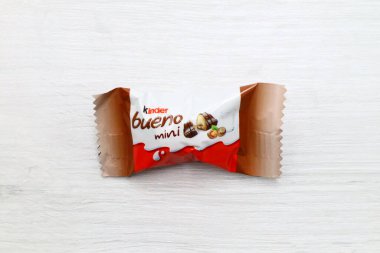 Pescara, İtalya 18 Temmuz 2019 Kinder Bueno mini çikolatası. Kinder, Ferrero tarafından İtalya 'da üretilen bir üründür.