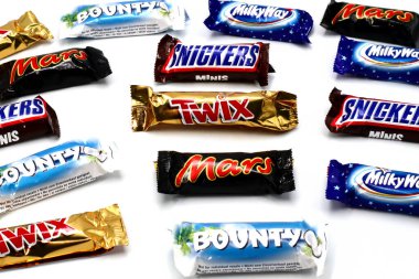 Roma, İtalya 9 Kasım 2021: MARS, Twix, Bounty, Snickers ve Samanyolu çikolatası beyaz arka planda izole edildi. Mars, Mars Anonim Şirketi 'nin bir markası.