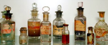 Eczane, sergilenen eski ilaçlar. 